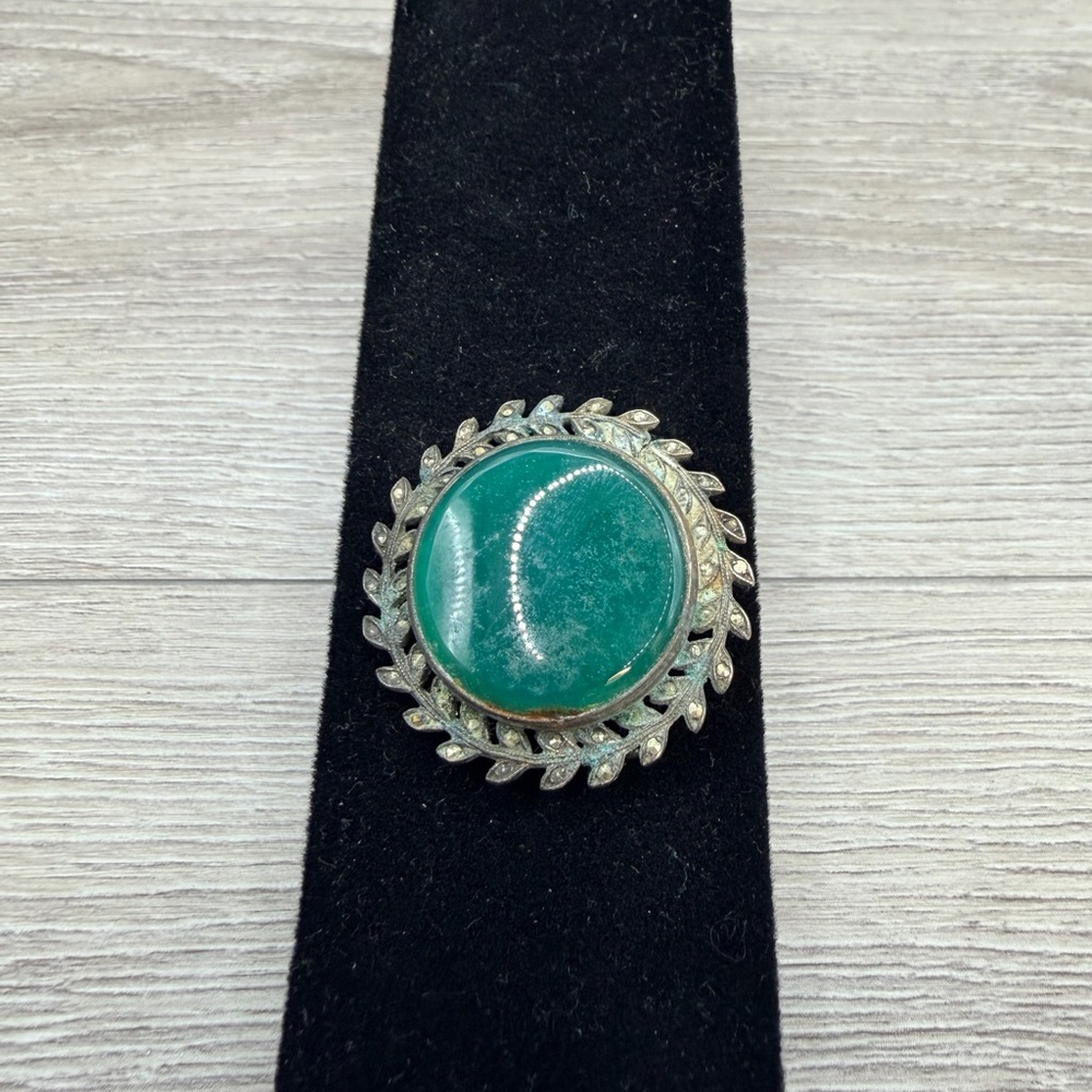 Elegant Silver Tone and Green Women's Broochā